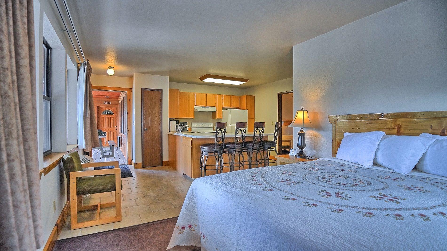 3 bed kitchen suite 1 king and 2 queens-2